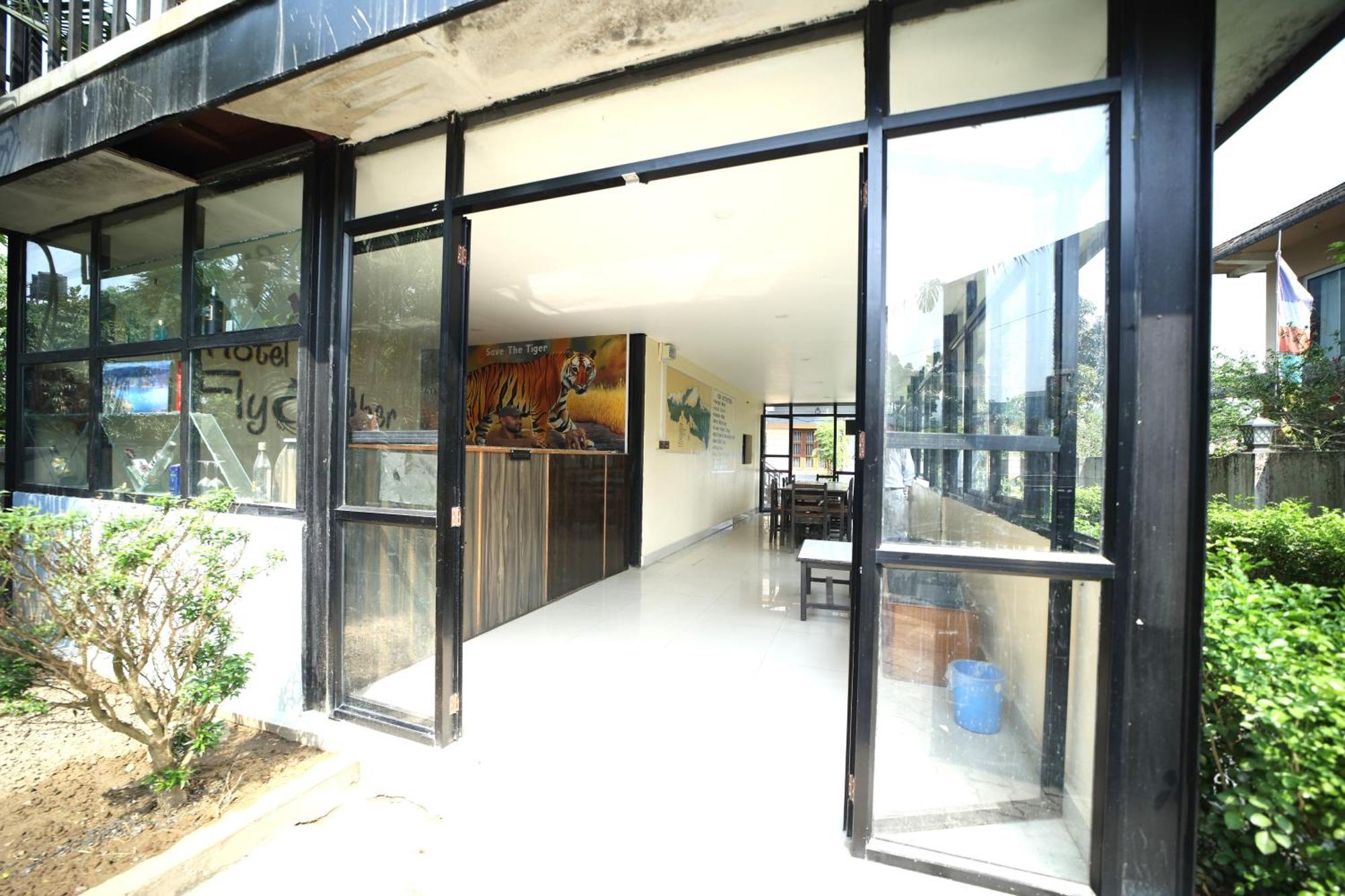 Hotel Flycatcher Sauraha Exterior foto