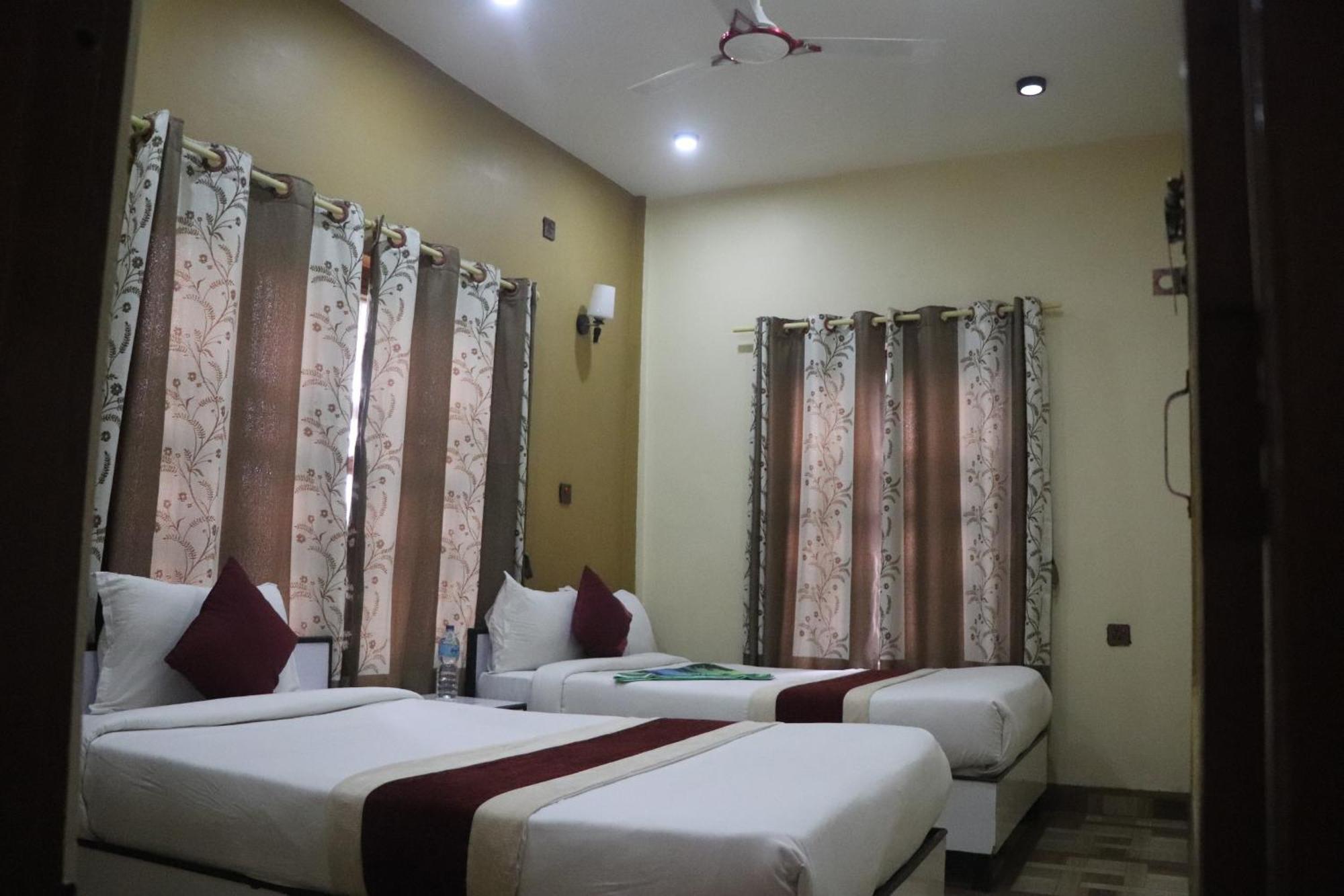 Hotel Flycatcher Sauraha Exterior foto
